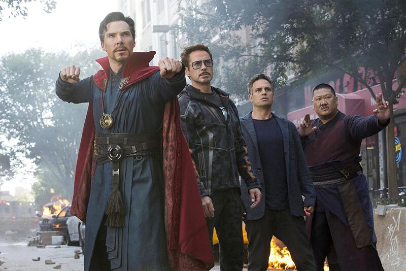 图片可能包含 Benedict Cumberbatch Robert Downey Jr. Benedict Wong Mark Alan 服装外套夹克和成人