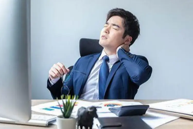 การนั่งอยู่ในห้องปรับอากาศนานๆ ส่งผลเสียอย่างไร? สติกเกอร์ Wormwood ช่วยบรรเทาอาการหวัดได้
