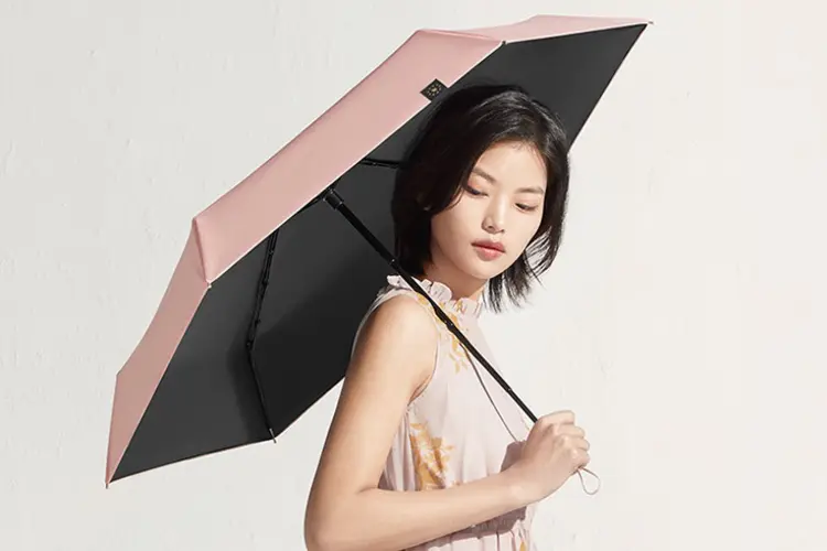 ร่มสำหรับทั้งแดดออกและฝนตก: แฟชั่นนิสต้ารอบด้านในช่วงหน้าร้อน