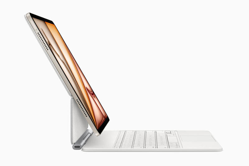 新款 iPad Air 侧面展示，配备全新妙控键盘。